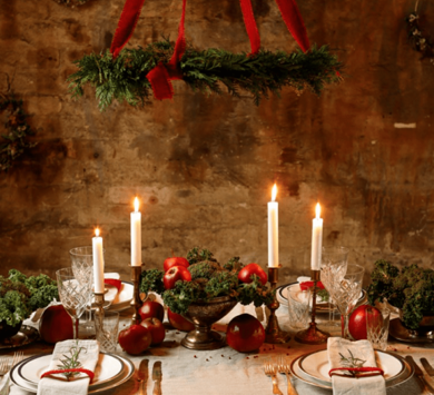 Ett hållbart julbord. Dekorerat med levande ljus, äpplen och granris.
