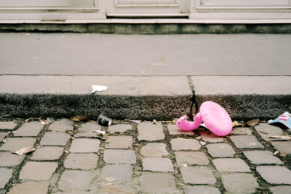 En gata med skräp kastad på marken.