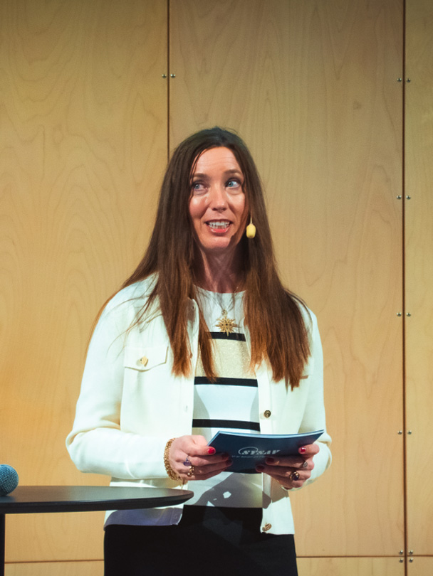 Malin Dalroth talar på scenen