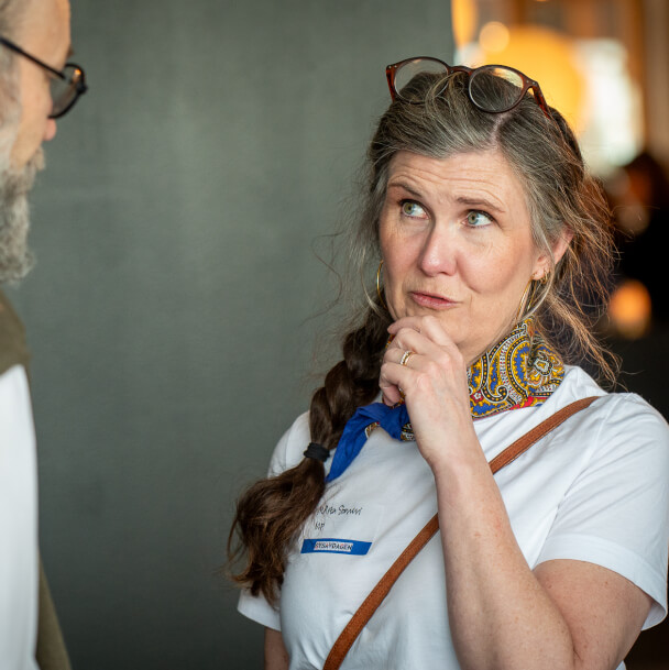 Kvinna som lyssnar fokuserat på ett samtal.