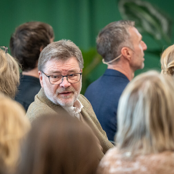 Man som vänder sig bakåt mot publiken.